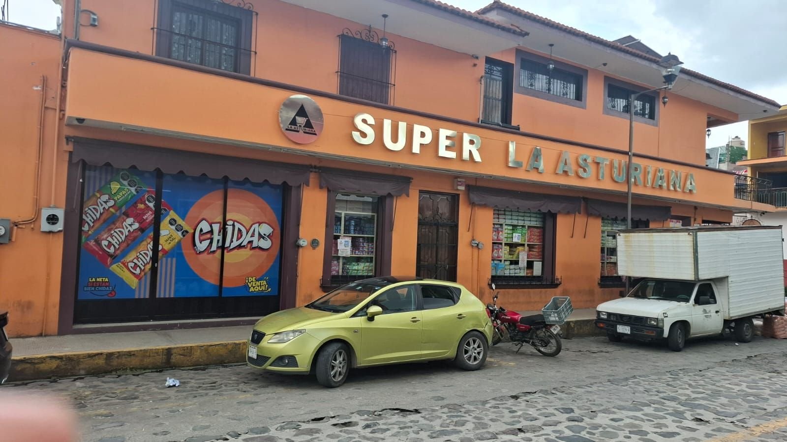 Fachada de Súper La Asturiana con su letrero dorado